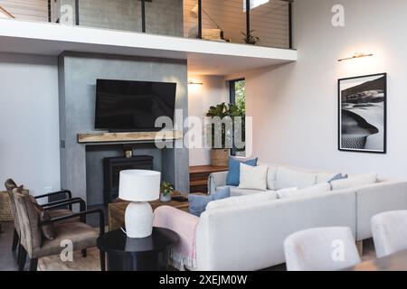 Modernes Wohnzimmer mit gemütlichen Möbeln, großem Fernseher, stilvoller Einrichtung und Kopierbereich Stockfoto