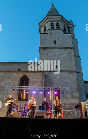 Au P'tit Bonheur im Konzert auf dem Place de La Madeleine während des Fete de la Musique. Beziers, Occitanie, Frankreich Stockfoto