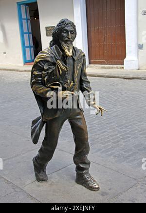 Bronzestatue von El Caballero de Paris (Gentleman aus Paris) vor der Kirche San Francisco de Asis, Platz San Francsico de Asis, Havanna, Kuba. Stockfoto