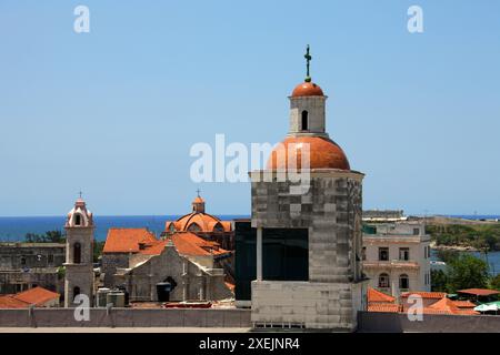 Kathedrale von San Cristóbal de La Havana mit El Castillo del Morro in der Ferne, von der Dachterrasse des Hotels Ambos Mundos, Habana Vieja Stockfoto