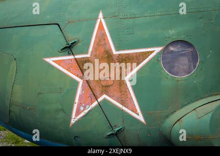 Sovjet roter Stern auf Militärtransporthubschrauber der russischen Luftwaffe Stockfoto