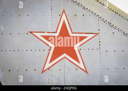 Roter sowjetischer Stern, der als Nationalitätskennzeichnung an der Außenseite eines pensionierten Militärjets der russischen Luftwaffe dient Stockfoto