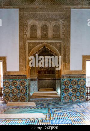 Typoische marokkanische Architektur mit Zeliij-Mosaiken und geschnitztem Zedernholzbogen in den saadischen Gräbern in Marrakesch Stockfoto