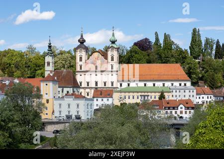 Die Michaeliskirche sitzt auf einem Hügel in der Stadt Steyr in Österreich Stockfoto