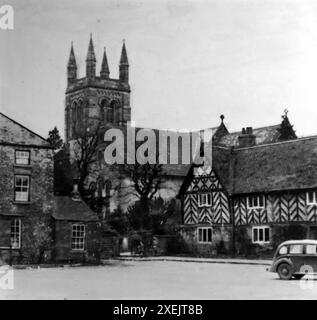 Blick auf die Gebäude in Helmsley, North Yorkshire, einschließlich der All Saints Church. Radtour, 1937. Von einem Album, das eine Fahrradreise durch Großbritannien von einer Gruppe begeisterter Radfahrer umfasste. Das Album wurde von einem Amateurfotografen zusammengestellt und kommentiert und die Tour umfasste North Wales, Yorkshire, Lancashire und Cumbria. Es gab keinen Hinweis darauf, wer das Album komponiert hat. Die Größe der Originalfotos variierte, wobei die kleinsten ca. 3 x 2 Zoll, die größten ca. 7 x 5 Zoll waren. Stockfoto