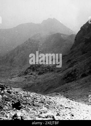 Yr Aran, ein Berggipfel aus Snowdon, Wales. Radtour, 1937. Von einem Album, das eine Fahrradreise durch Großbritannien von einer Gruppe begeisterter Radfahrer umfasste. Das Album wurde von einem Amateurfotografen zusammengestellt und kommentiert und die Tour umfasste North Wales, Yorkshire, Lancashire und Cumbria. Es gab keinen Hinweis darauf, wer das Album komponiert hat. Die Größe der Originalfotos variierte, wobei die kleinsten ca. 3 x 2 Zoll, die größten ca. 7 x 5 Zoll waren. Stockfoto