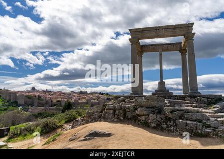 Blick auf die mittelalterliche ummauerte Stadt Avila und den Aussichtspunkt Quatro Postes Stockfoto