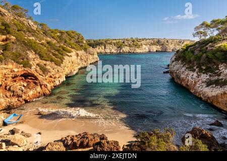 Blick auf die malerische Bucht Calo des Moro und den Strand im Südwesten Mallorcas Stockfoto