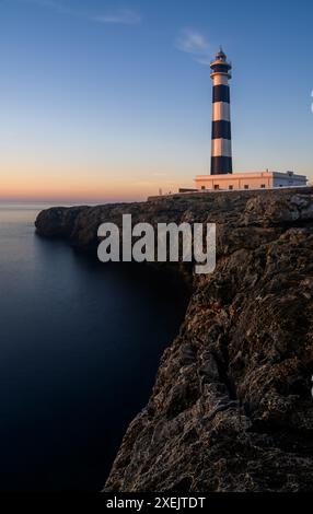 Vertikaler Blick auf den Leuchtturm Cap d'Artrutx auf Menorca kurz nach Sonnenaufgang Stockfoto