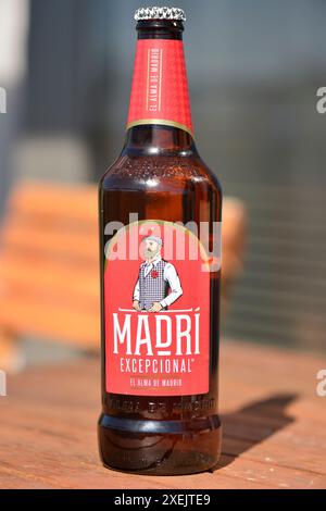 Madri außergewöhnliche spanische Cerveza Bier Red Label Flasche im Freien Stockfoto