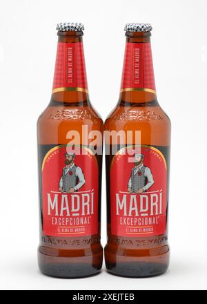 Madri außergewöhnliche spanische Cerveza-Bierflaschen mit rotem Etikett Stockfoto