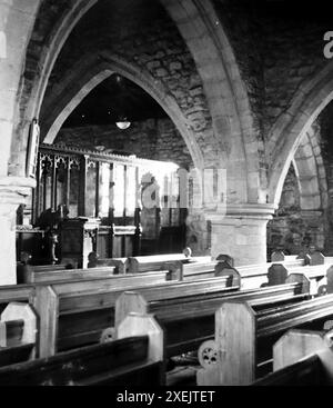 Ein Blick in die Kirche St. Mary the Virgin in Gisburn, einem Dorf im Ribble Valley, Lancashire. Radtour, 1937. Von einem Album, das eine Fahrradreise durch Großbritannien von einer Gruppe begeisterter Radfahrer umfasste. Das Album wurde von einem Amateurfotografen zusammengestellt und kommentiert und die Tour umfasste North Wales, Yorkshire, Lancashire und Cumbria. Es gab keinen Hinweis darauf, wer das Album komponiert hat. Die Größe der Originalfotos variierte, wobei die kleinsten ca. 3 x 2 Zoll, die größten ca. 7 x 5 Zoll waren. Stockfoto