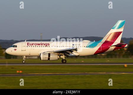 Graz, Österreich - 28. September 2023: Eurowings Passagierflugzeuge auf der Start- und Landebahn in Graz, Österreich, verlangsamen mit geöffneter Reversiereinrichtung Stockfoto