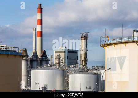 Schwechat, Österreich - 07. Januar 2023: OMV-Raffinerie in Wien Schwechat mit Brennstofflagertanks und Industrieanlagen Stockfoto