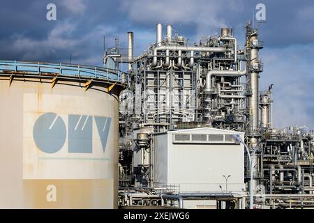 Schwechat, Österreich - 07. Januar 2023: OMV-Raffinerie in Wien Schwechat mit Brennstofflagertanks und Industrieanlagen Stockfoto