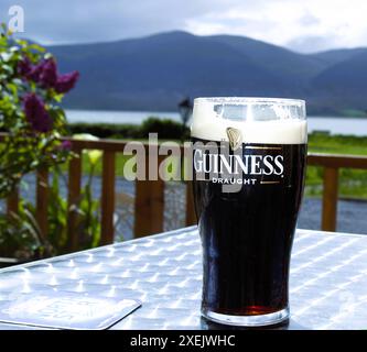 Ein erfrischendes Pint Guinness am Ufer der Tralee Bay im County Kerry, Stockfoto