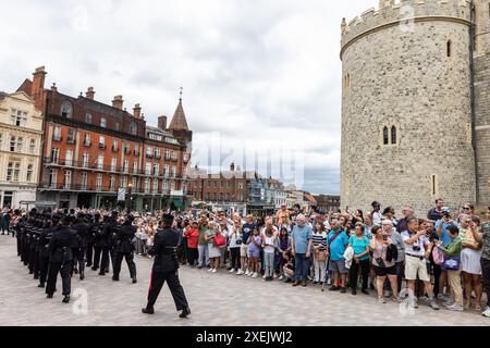 London, Großbritannien. Juni 2024. Die Signale der Queens Gurkha kehren nach der Wachwechsel-Zeremonie von Windsor Castle in die Kaserne zurück. Das Crown Estate in Windsor war 2023 die drittmeistbesuchte Touristenattraktion in Großbritannien. Quelle: Mark Kerrison/Alamy Live News Stockfoto