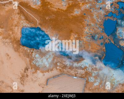 Blick aus der Vogelperspektive auf den dampfenden blauen geothermischen Pool in Islands einzigartiger Landschaft Stockfoto