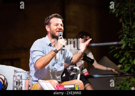 Piazza XX Settembre, Fano (PU), Italien, 27. Juni 2024, Alessandro Cattelan während des Alessandro Cattelan - Passaggi Festival 2024 - Nachrichten Stockfoto