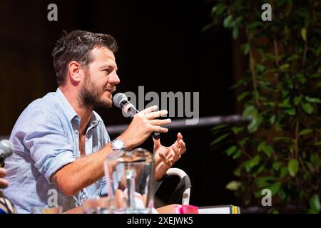 Piazza XX Settembre, Fano (PU), Italien, 27. Juni 2024, Alessandro Cattelan während des Alessandro Cattelan - Passaggi Festival 2024 - Nachrichten Stockfoto