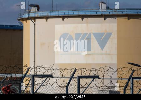 Schwechat, Österreich - 07. Januar 2023: OMV-Raffinerie mit Brennstofflagertanks, die durch Stacheldraht am Zaun geschützt sind Stockfoto