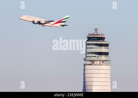 Flugsicherungsturm am Flughafen mit abfliegendem Emirates Airbus A380 Stockfoto