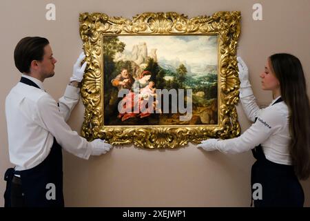 Sotheby's, London, Großbritannien. Juni 2024. Vorschau auf Sotheby's Old Masters Evening Auction. Herri traf de Bles und Sir Peter Paul Rubens, die Heilige Familie mit dem Kleinkind Johannes dem Täufer in einer ausgedehnten Landschaft mit Reisenden. Quelle: Matthew Chattle/Alamy Live News Stockfoto