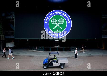 Beschilderung im All England Lawn Tennis and Croquet Club in London vor den Wimbledon Championships, die am 1. Juli beginnen. Bilddatum: Freitag, 28. Juni 2024. Stockfoto