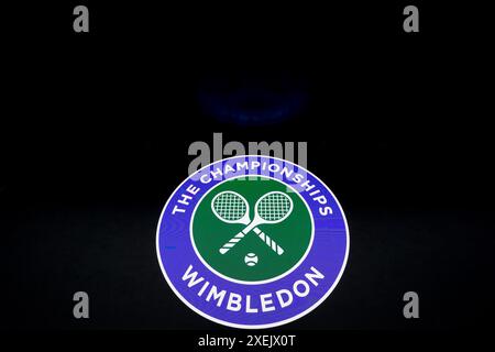 Beschilderung im All England Lawn Tennis and Croquet Club in London vor den Wimbledon Championships, die am 1. Juli beginnen. Bilddatum: Freitag, 28. Juni 2024. Stockfoto