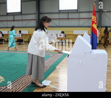 Ulan Bator, Mongolei. Juni 2024. Eine Frau gibt am 28. Juni 2024 in einem Wahllokal in Ulan Bator, Mongolei, ihre Stimme ab. Die Mongolen stimmen bei den regulären Parlamentswahlen am Freitagmorgen ab, um 126 Abgeordnete zu wählen. Im Mai 2023 verabschiedete der große Khural, das parlament des Landes, Änderungen, die die Zahl der Gesetzgeber von 76 auf 126 erhöhte. Das parlament der Mongolei arbeitet nach einem Einkammersystem mit einer Amtszeit von vier Jahren. Quelle: Suriya/Xinhua/Alamy Live News Stockfoto