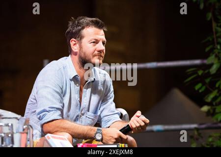 News - Alessandro Cattelan - Passaggi Festival 2024 Alessandro Cattelan während Alessandro Cattelan - Passaggi Festival 2024, News in Fano PU, Italien, 27. Juni 2024 Fano PU Piazza XX Settembre Italien Copyright: XEmmanuelexOlivix/xLiveMediax LPN 1421215 Stockfoto