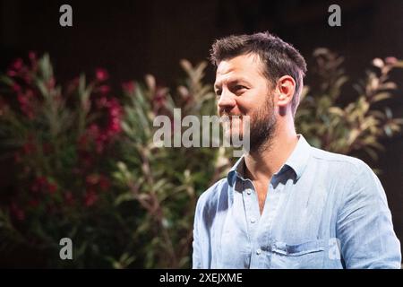 News - Alessandro Cattelan - Passaggi Festival 2024 Alessandro Cattelan während Alessandro Cattelan - Passaggi Festival 2024, News in Fano PU, Italien, 27. Juni 2024 Fano PU Piazza XX Settembre Italien Copyright: XEmmanuelexOlivix/xLiveMediax LPN 1421203 Stockfoto