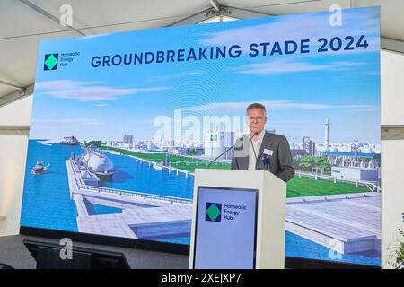 Stade, Deutschland. Juni 2024. Jan Themlitz, CEO Hanseatic Energy Hub, steht während des offiziellen Spatenstichs für das erste landgestützte Terminal für Flüssiggase in Deutschland auf der Bühne. Das LNG-Terminal in Stade bei Hamburg soll 2027 in Betrieb gehen. Quelle: Georg Wendt/dpa/Alamy Live News Stockfoto