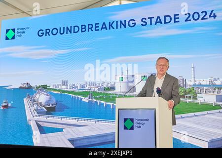 Stade, Deutschland. Juni 2024. Stephan weil (SPD), Ministerpräsident von Niedersachsen, steht während des offiziellen Spatenstichs für das erste landgestützte Terminal für Flüssiggase in Deutschland auf der Bühne. Das LNG-Terminal in Stade bei Hamburg soll 2027 in Betrieb gehen. Quelle: Georg Wendt/dpa/Alamy Live News Stockfoto