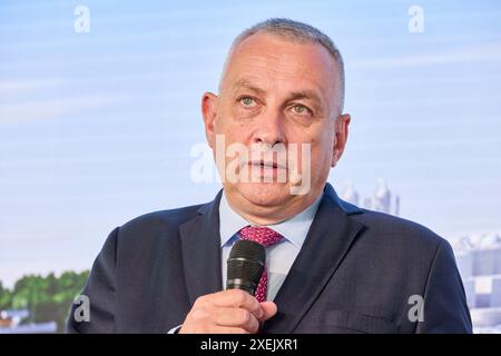 Stade, Deutschland. Juni 2024. Jozef Síkela, Minister für Industrie und Handel der Tschechischen Republik, steht während der offiziellen Spatenstiche für das erste landgestützte Terminal für Flüssiggase in Deutschland auf der Bühne. Das LNG-Terminal in Stade bei Hamburg soll 2027 in Betrieb gehen. Quelle: Georg Wendt/dpa/Alamy Live News Stockfoto