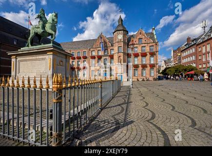 Blick auf den Marktplatz in Düsseldorf an einem sonnigen Tag Stockfoto