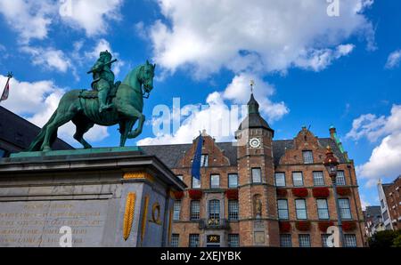 Blick auf den Marktplatz in Düsseldorf an einem sonnigen Tag Stockfoto