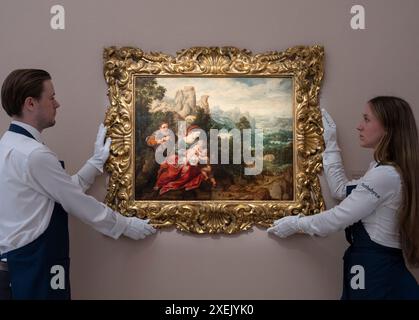 Sotheby's, London, Großbritannien. Juni 2024. Sotheby's Old Masters Evening Sale findet am 3. Juli statt. Zu den Top Lots gehören: Herri Met de Bles und Sir Peter Paul Rubens, die Heilige Familie mit dem Kleinkind Johannes dem Täufer in einer weitläufigen Landschaft mit Reisenden. Eine wiederentdeckte Landschaft aus dem 16. Jahrhundert, einst im Besitz von Rubens, der die Figuren in seinem eigenen „Rubenesque“-Stil neu malte – sichtbar durch Röntgen- und Infrarottechnologie, Schätzung: £ 600.000-800.000. Quelle: Malcolm Park/Alamy Live News Stockfoto