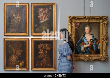 Sotheby's, London, Großbritannien. Juni 2024. Sotheby's Old Masters Evening Sale findet am 3. Juli statt. Zu den Top Lots gehören (links): Vier anthropomorphe Portaits von Follower of Giuseppe Arcimboldo, The Four Seasons. Geschätzte £ 40.000-60.000; (rechts) Hyacinthe Rigaud, Porträt von Madame Grimond de La Reynière, geborene Marie-Madeleine Mazade (1716–1773), halblang, in einem blauen Samtmantel und in der Hand einer Kostümmaske, geschätzte £ 30.000-50.000. Quelle: Malcolm Park/Alamy Live News Stockfoto