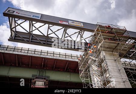 Borgstedt, Deutschland. Juni 2024. Techniker arbeiten an der Rader High Bridge, wo der Vormarsch der neuen Brückenabschnitte begonnen hat. Quelle: Axel Heimken/dpa/Alamy Live News Stockfoto