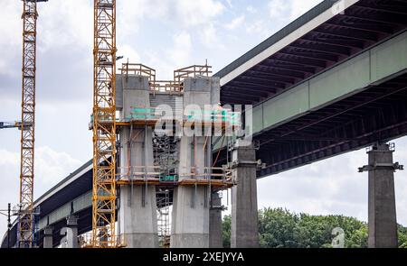 Borgstedt, Deutschland. Juni 2024. Techniker arbeiten an der Rader High Bridge, wo der Vormarsch der neuen Brückenabschnitte begonnen hat. Quelle: Axel Heimken/dpa/Alamy Live News Stockfoto