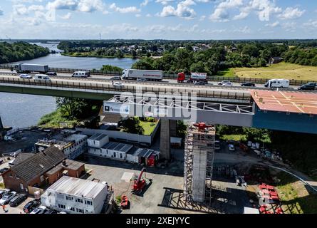 Borgstedt, Deutschland. Juni 2024. Der Verkehr rollt über die Rader Hochbrücke, während der Vormarsch der neuen Brücke parallel begonnen hat. (Luftbild mit Drohne) Credit: Axel Heimken/dpa/Alamy Live News Stockfoto