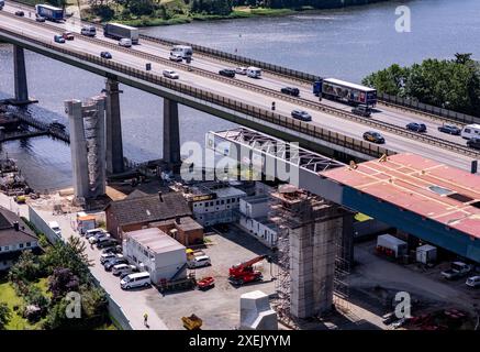 Borgstedt, Deutschland. Juni 2024. Der Verkehr rollt über die Rader Hochbrücke, während der Vormarsch der neuen Brücke parallel begonnen hat. (Luftbild mit Drohne) Credit: Axel Heimken/dpa/Alamy Live News Stockfoto