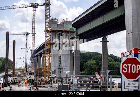 Borgstedt, Deutschland. Juni 2024. Techniker arbeiten an der Rader High Bridge, wo der Vormarsch der neuen Brückenabschnitte begonnen hat. Quelle: Axel Heimken/dpa/Alamy Live News Stockfoto