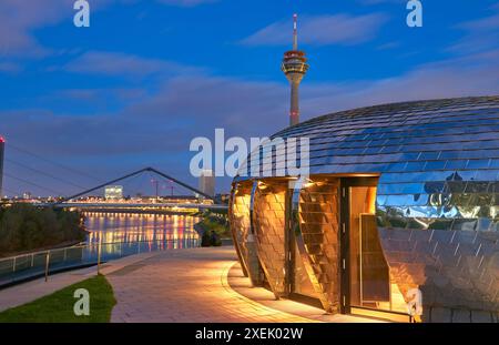 Abend im Düsseldorfer Hafen, Deutschland Stockfoto