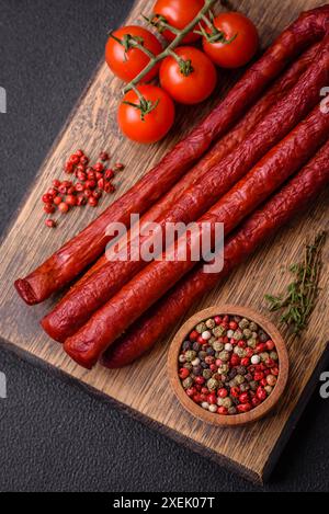 Köstliche dünne geräucherte Jagdwürste mit Salz, Gewürzen und Kräutern Stockfoto