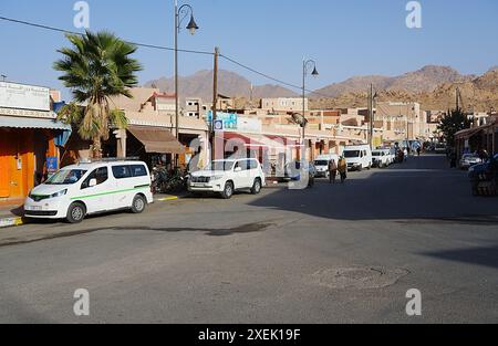 TAFRAOUT, MAROKKO - 21. Januar 2023: Straße in der afrikanischen Stadt in der Provinz Tiznit, Region Souss-Massa, klarer blauer Himmel an kalten, sonnigen Wintertagen. Stockfoto