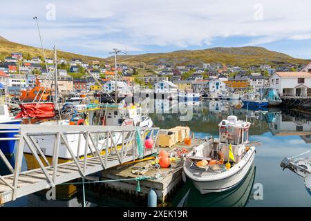 Norwegische Stadt HonningsvÃ oberhalb des Polarkreises in der Nähe des Nordkap in Norwegen vom Hafen aus gesehen Stockfoto