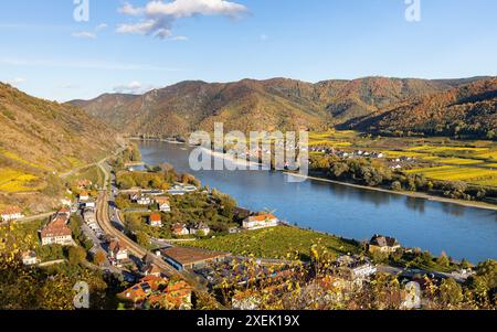 Blick auf das Donautal im Weinbaugebiet Wachau in Österreich an einem schönen Herbsttag Stockfoto