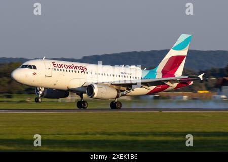 Graz, Österreich - 28. September 2023: Landung auf der Start- und Landebahn eines Eurowings Airbus-Linienflugzeugs in Graz nach einem Flug aus Berlin Stockfoto